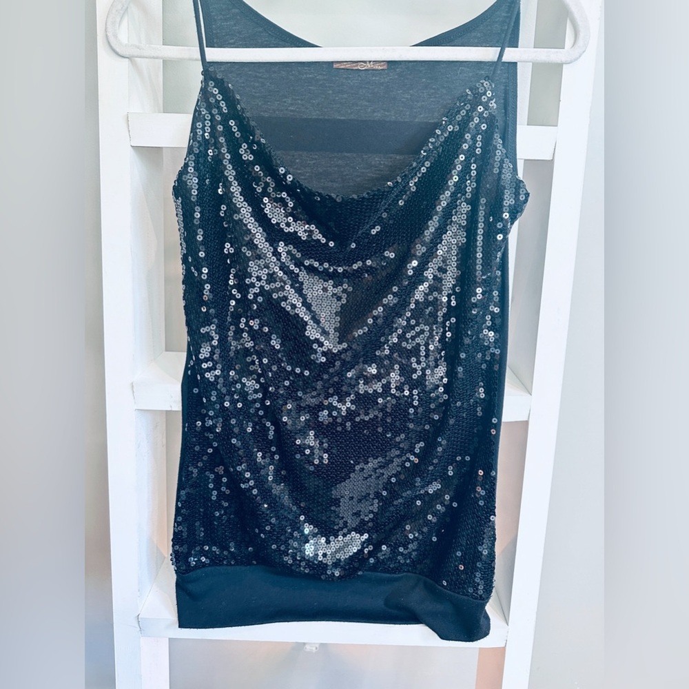 Black sequins top. Great conditions. S/M
